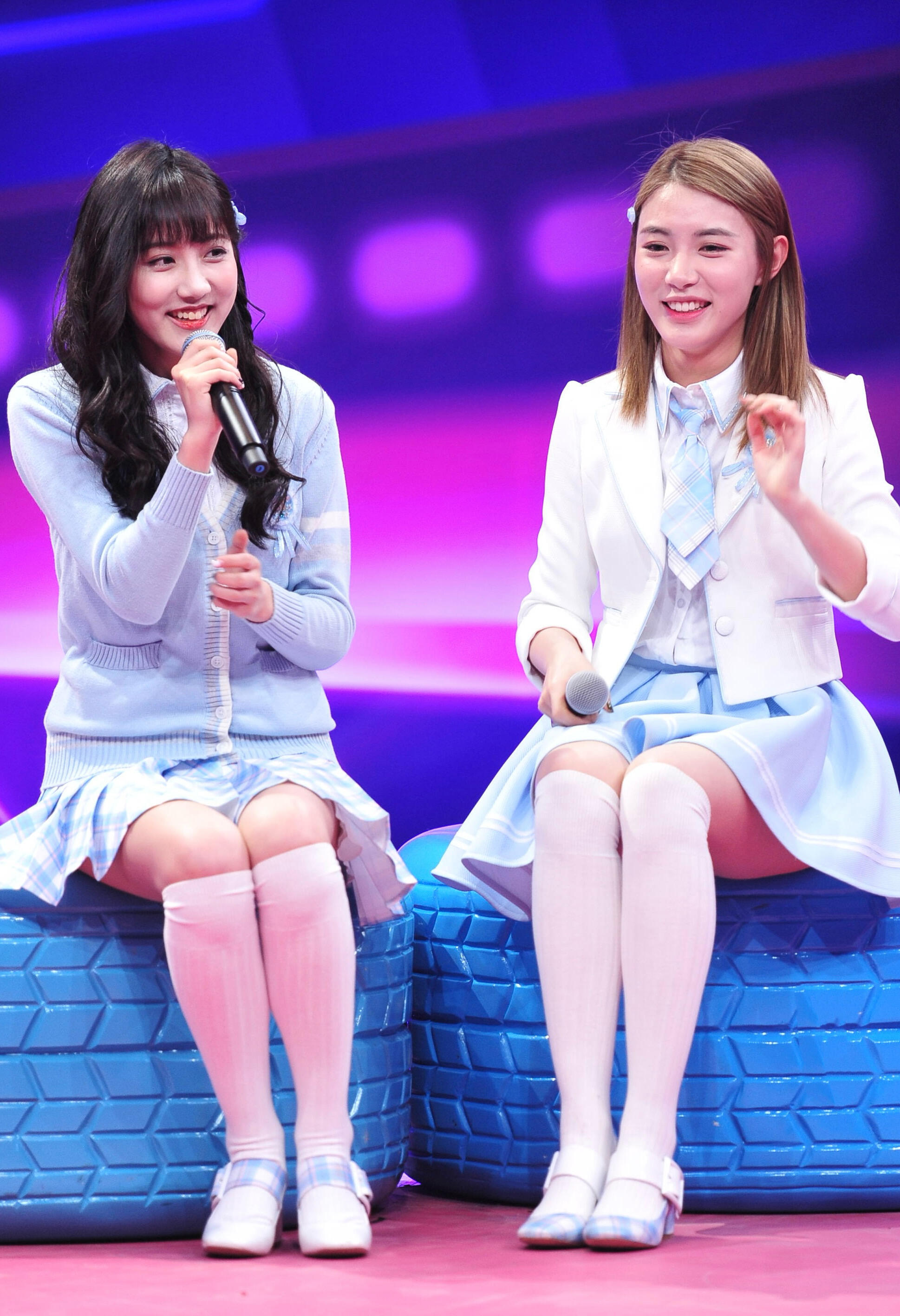 李艺彤 戴萌穿的白色袜子太有魅力了 