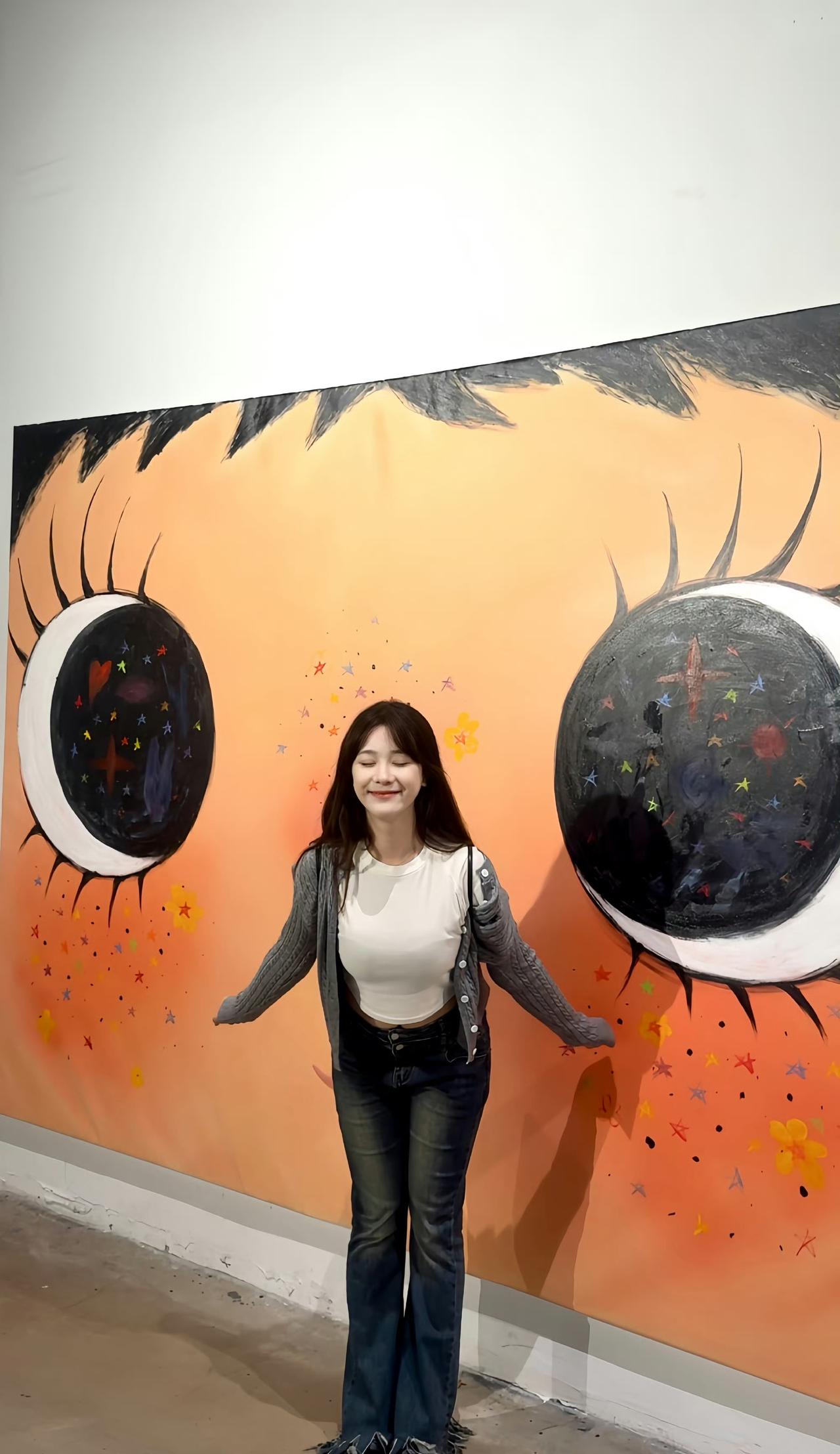 在上层社会
女人像猫一样
乖巧温顺
在下层社会
女人像狗一样
呲牙咧嘴