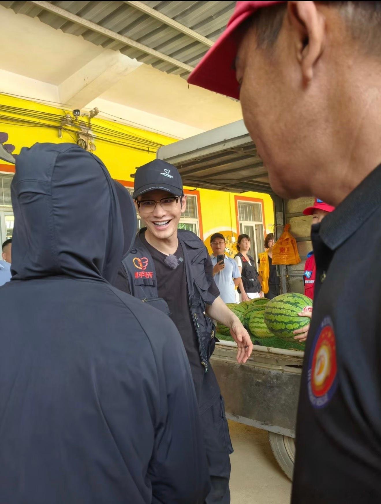 灾民握住黄晓明的手满是感激横州乡亲感谢黄晓明一双紧握的手，道尽千言万语。黄晓明来