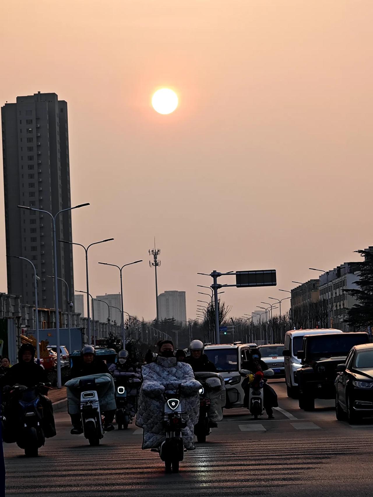 晚上去吃了个自助餐，去的是以前很火爆的店。去了之后发现很冷清，寥寥十几桌人，连大