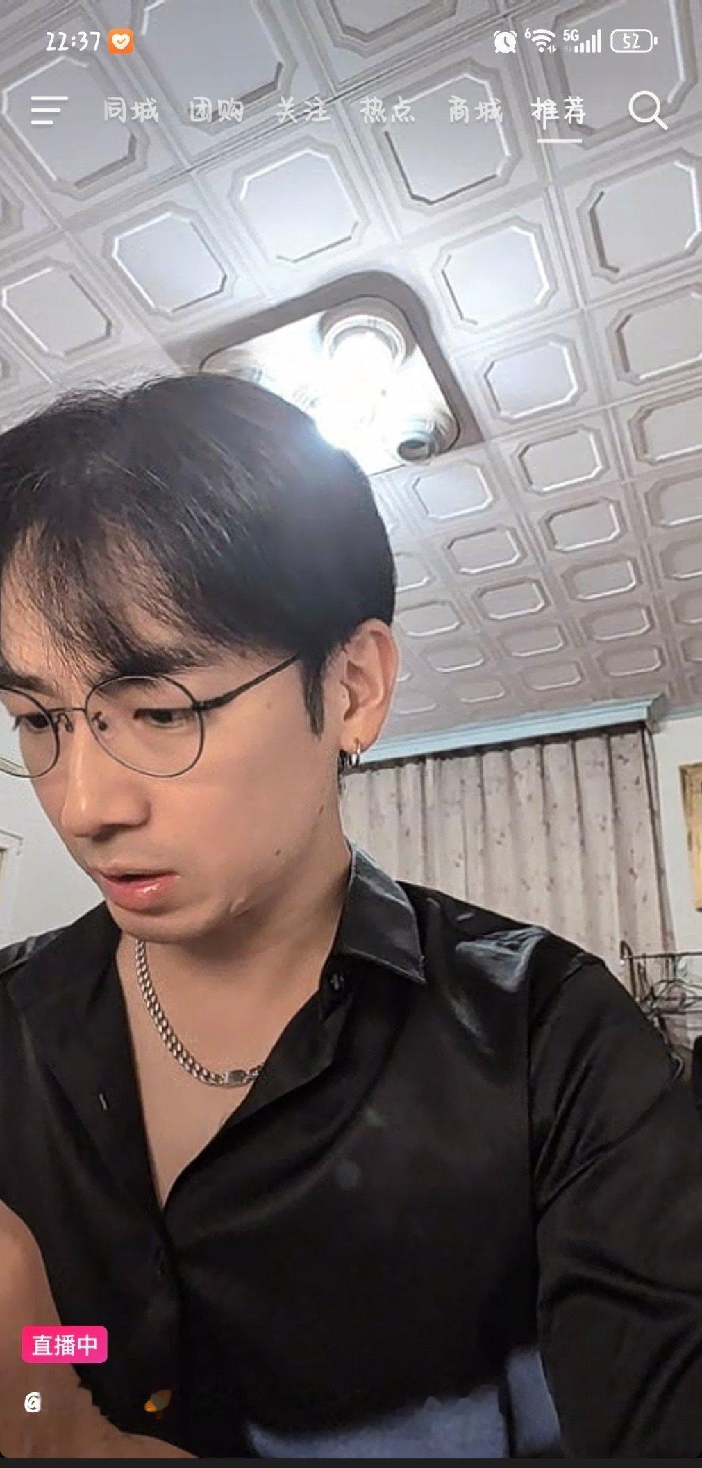 言…言佑嘉的抖音直播间？？？？一开始还以为是有人模仿，没想到是本尊亲临 