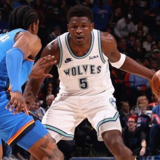 《亚历山大嘴上说不在意数据，却场场20+刷纪录，赛后发言真假难辨，网友：赢球就遮