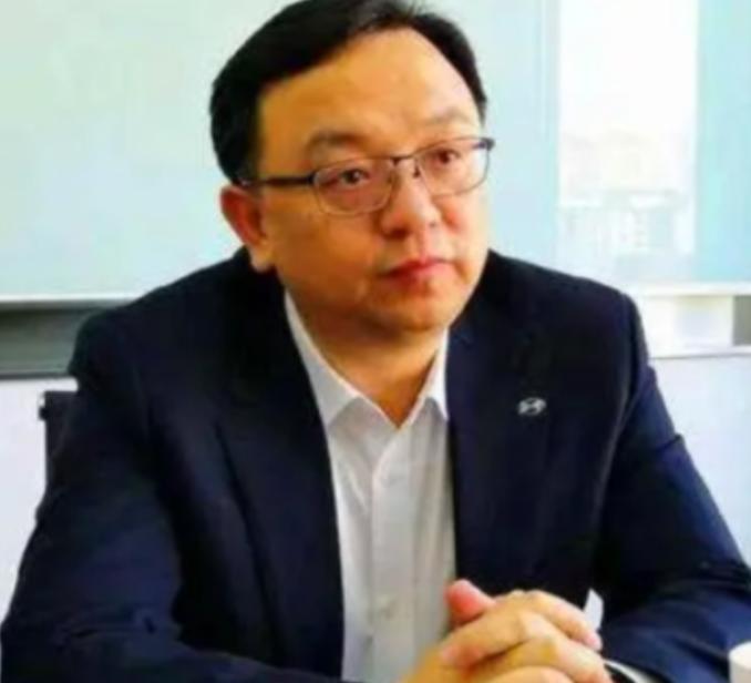 比亚迪总裁王传福说，他高中时回家要生活费时，他嫂子张秀菊，翻箱倒柜，兜里就几毛钱