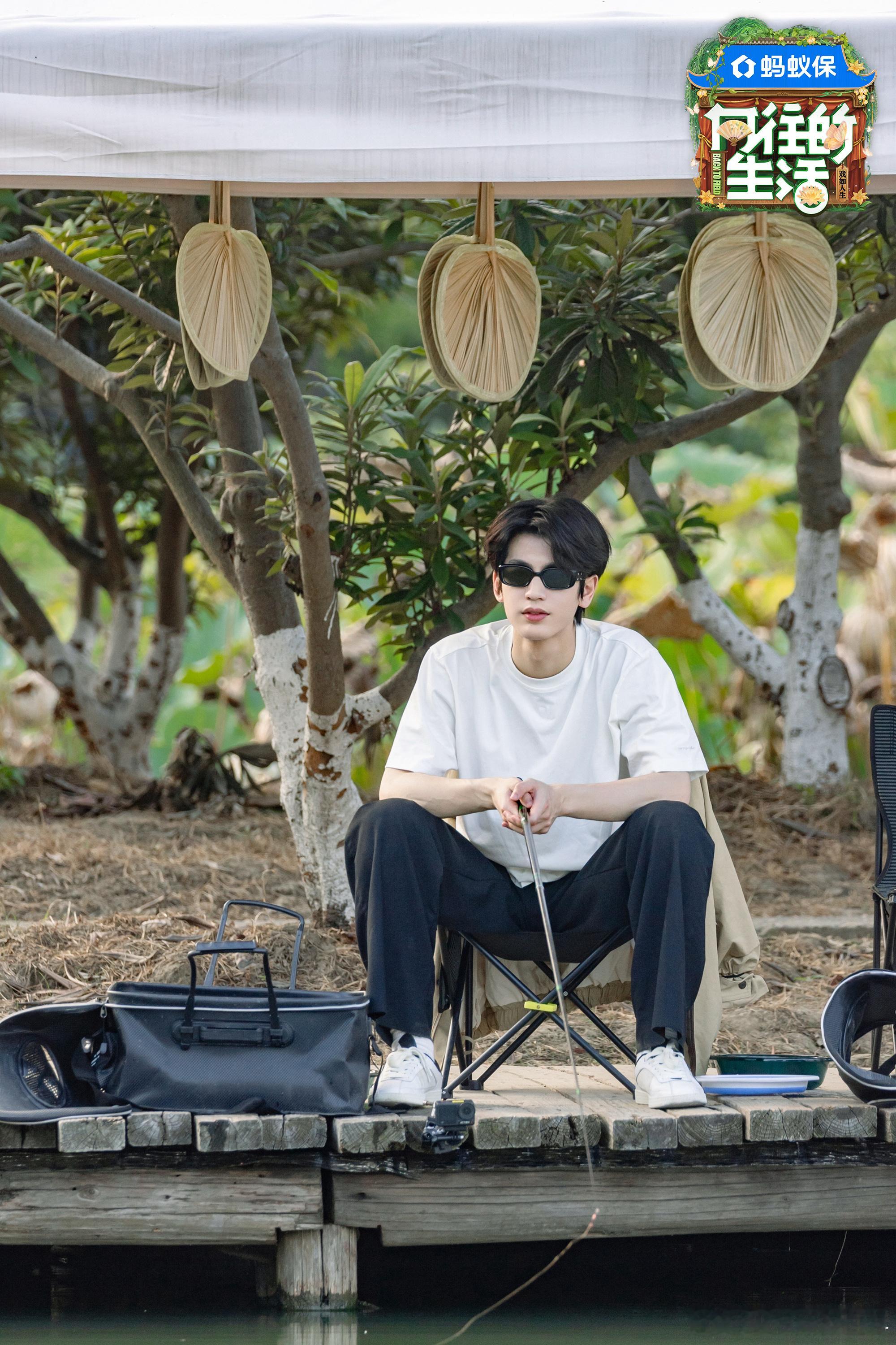 彭昱畅初遇张凌赫，瞬间被帅到，只喊“真帅”！马頔也加入拍照大军，小赫赫这颜值在圈