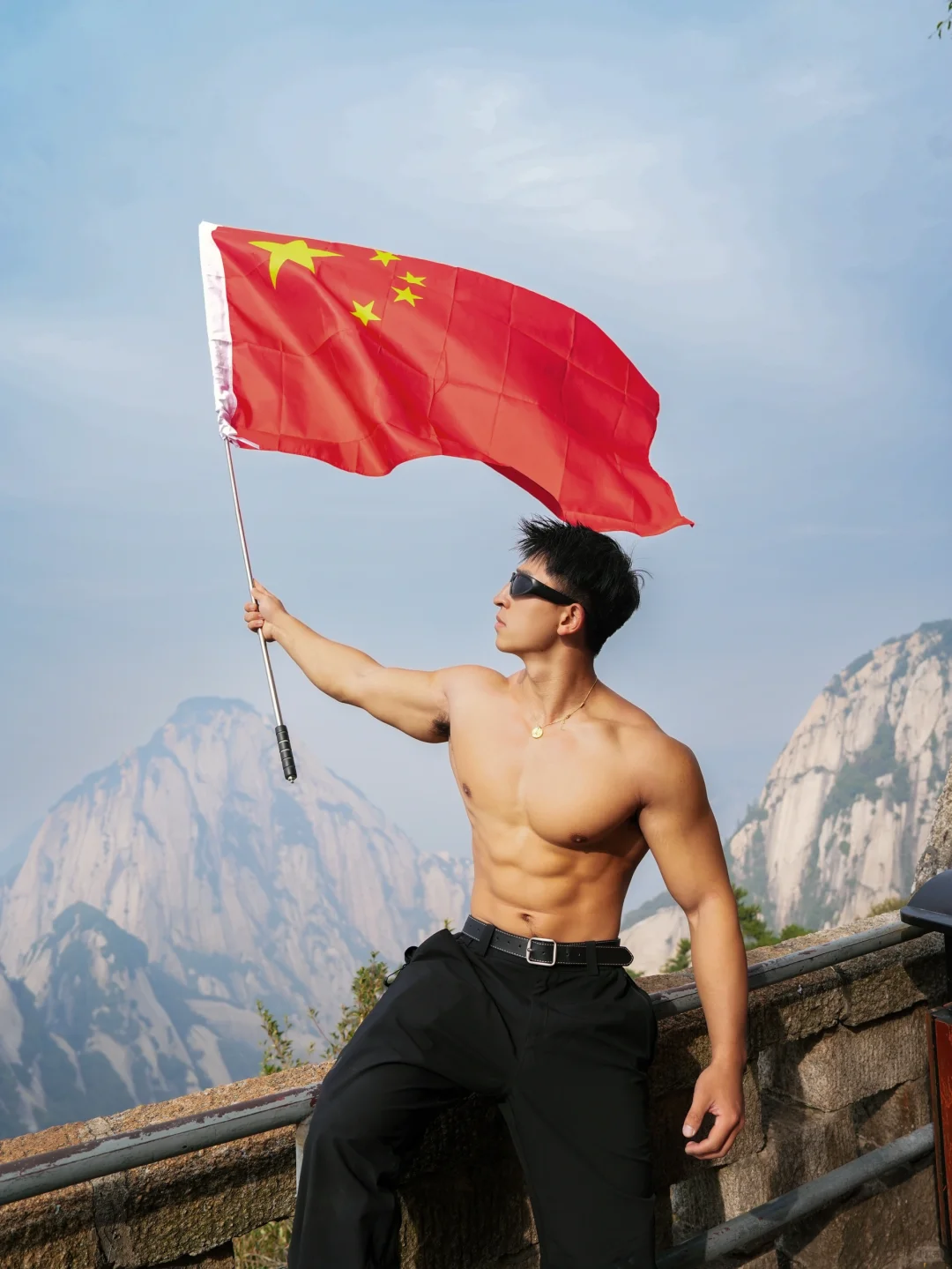 国庆爬华山 当显眼包