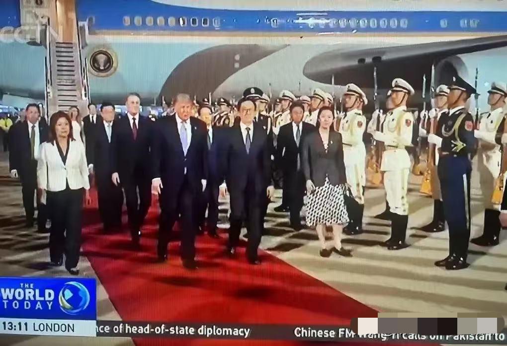 气场碾压！
中国仪仗队身高太惊艳，
一米九的特朗普都显得娇小

亲眼见识到咱们中