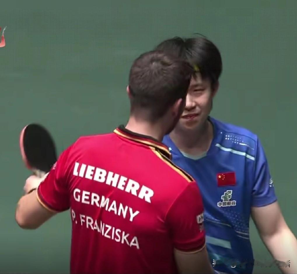 成都混团王楚钦1：2输给弗朗西斯卡两分。

今天这场比赛，弗朗西斯科速度很快，颇