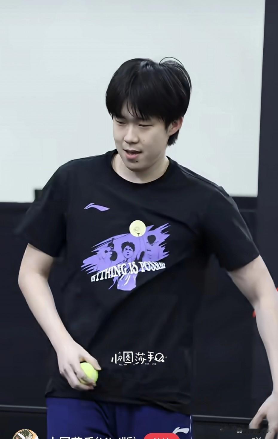 王楚钦赛前训练很开心啊。
一会儿就是王楚钦和卢伟的比赛了，看到王楚钦已经开始赛前