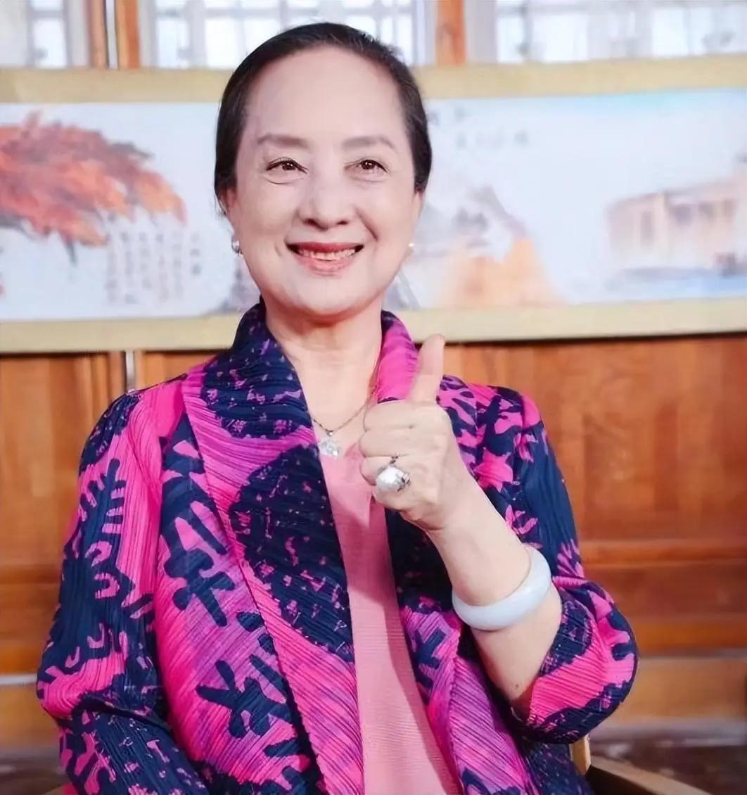 都说75岁的张金玲“一脸苦相”，晚景凄凉。很多人记忆里的她，是红衣纵马的黄英姑，