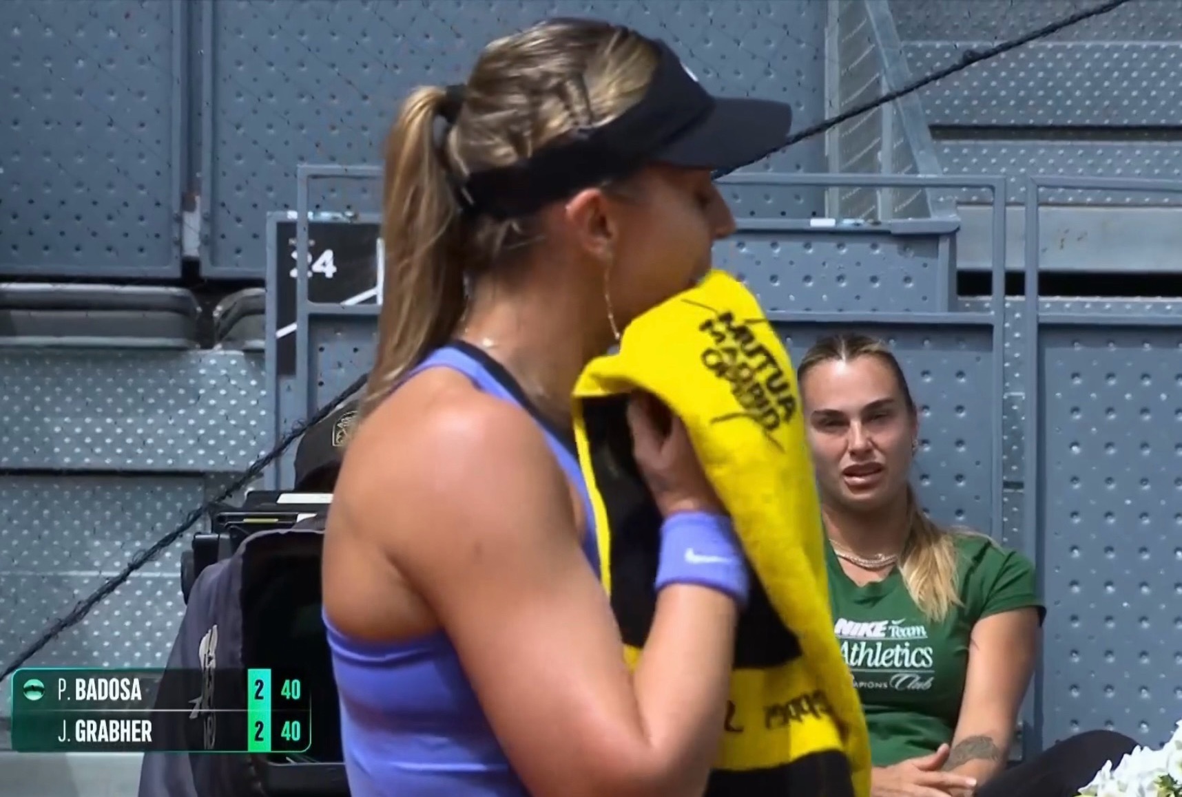 马德里卫冕冠军萨巴伦卡现场观看巴多萨比赛……果然是好姐妹👭网球