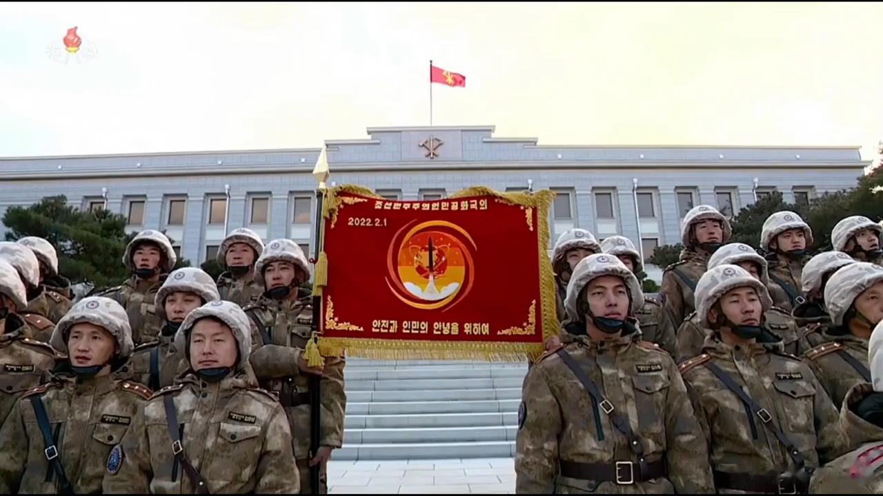 金正恩与参加“火星－１８”型洲际弹道导弹发射训练的朝鲜人民军导弹总局第二红旗连全