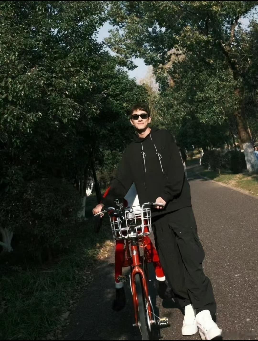 严浩翔林更新躲得过初一躲不过严浩翔 这俩人的互动简直是快乐源泉！一个拼命躲，一个
