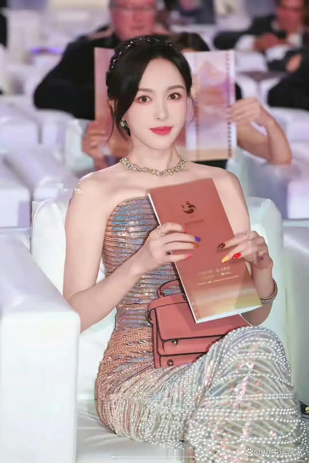 唐嫣裙子勒得动不了可是超美的! ​​​