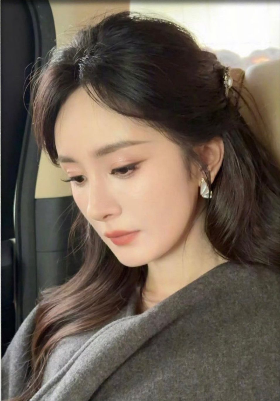 杨幂  低头沉思+狐狸盯盯👀 心动瞬间二十周年倒计时1️⃣天～～ 