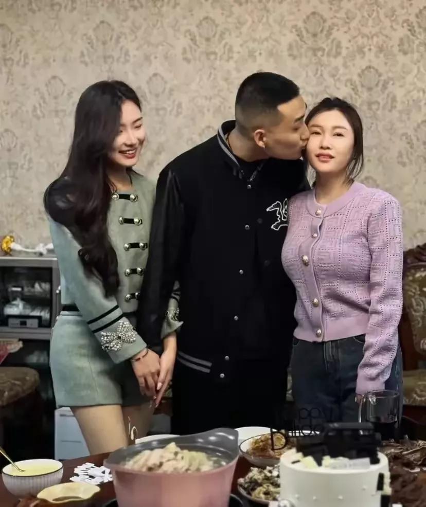 很好奇，这三个人之间是什么关系呢？这男人居然如此游刃有余地周旋于两个女人之间，和