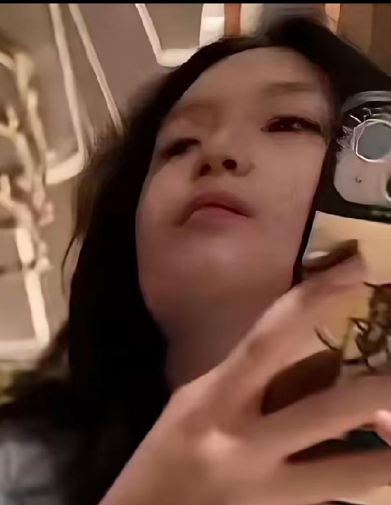 这侧脸跟大S一模一样，连拽拽的表情都一样，这鼻子这嘴巴，仿佛就是大S回来了
大S