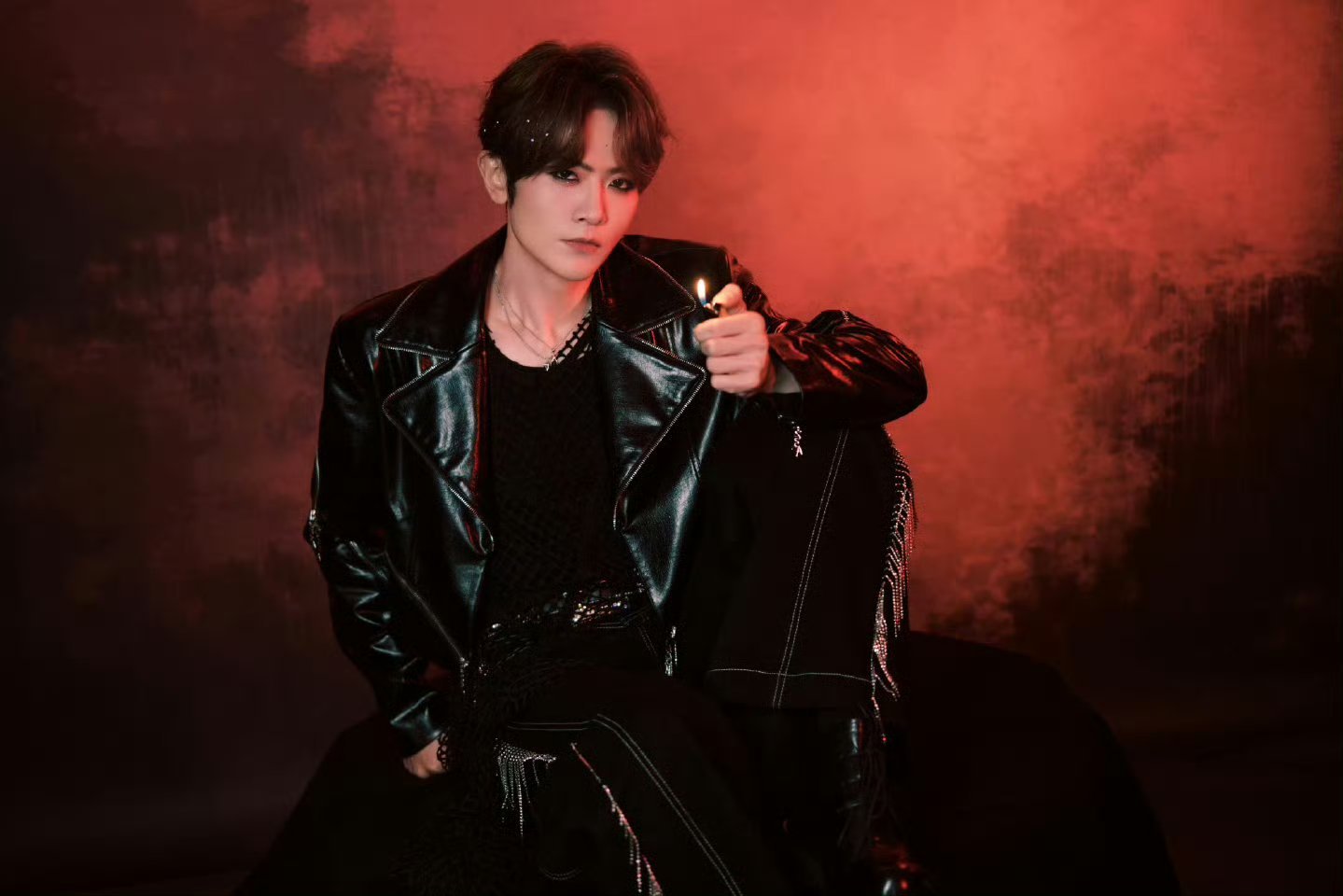 刘端端扫腿舞直接戳中笑点！桌面手舞灵动有趣，国风长袍西装造型开跳拽感拉满，可爱搞