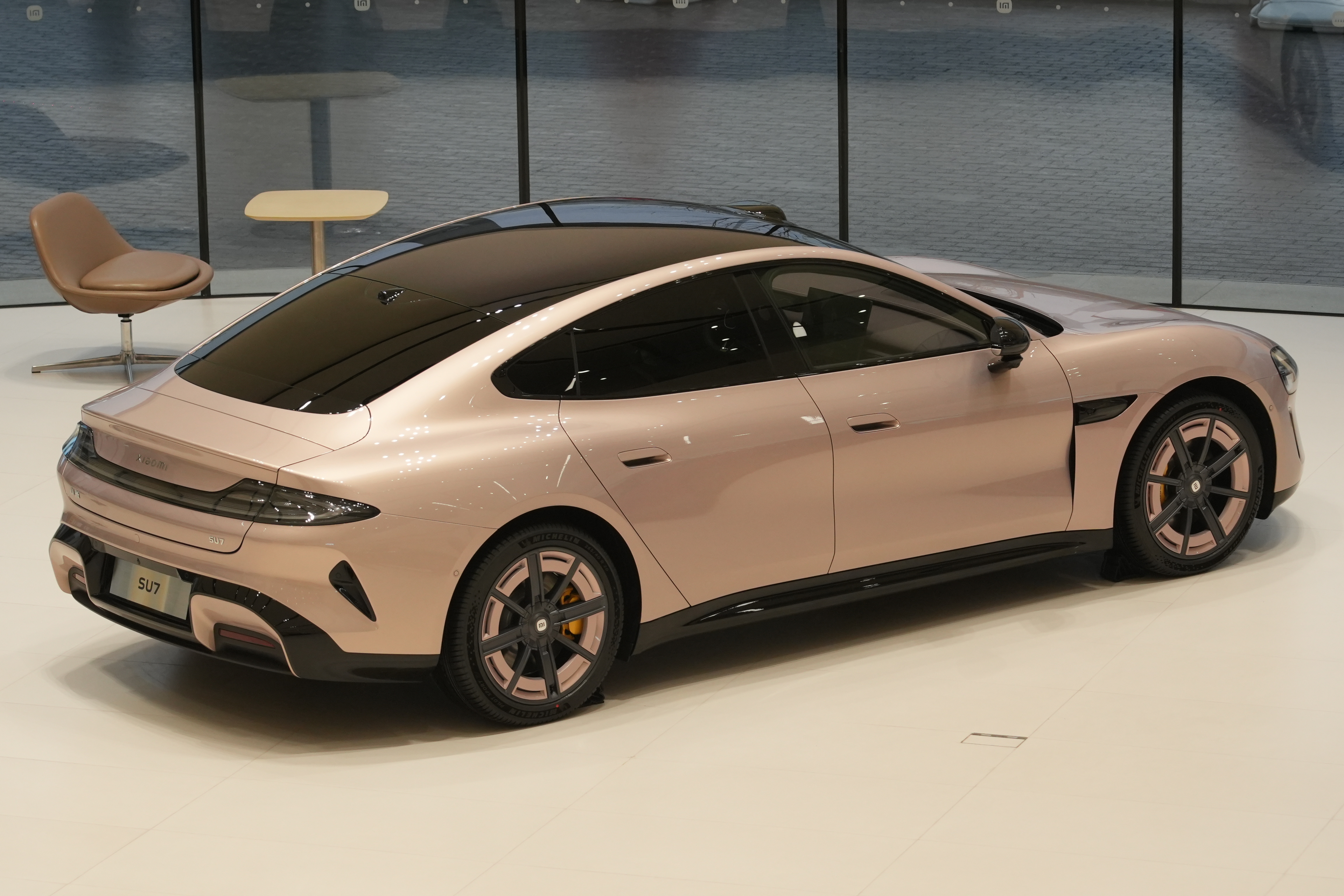 小米新一代 SU7 卡布里蓝加上这个同色轮毂！好看！小米新一代 SU7 赤霞红加