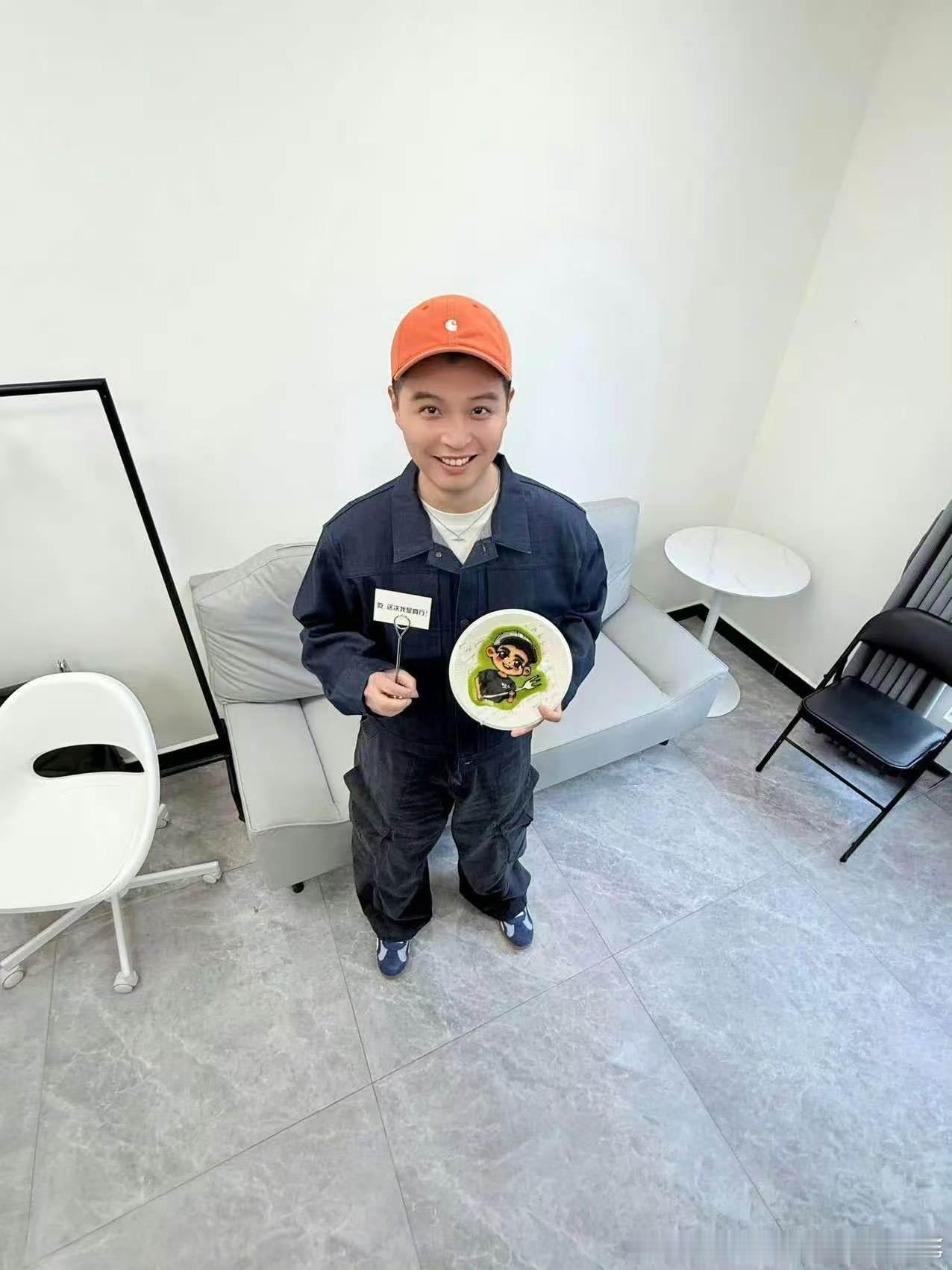 马頔岳云鹏同框上海马頔岳云鹏同框马頔你在五哈被超哥虐惯了，遇到岳云鹏是不是瞬间找