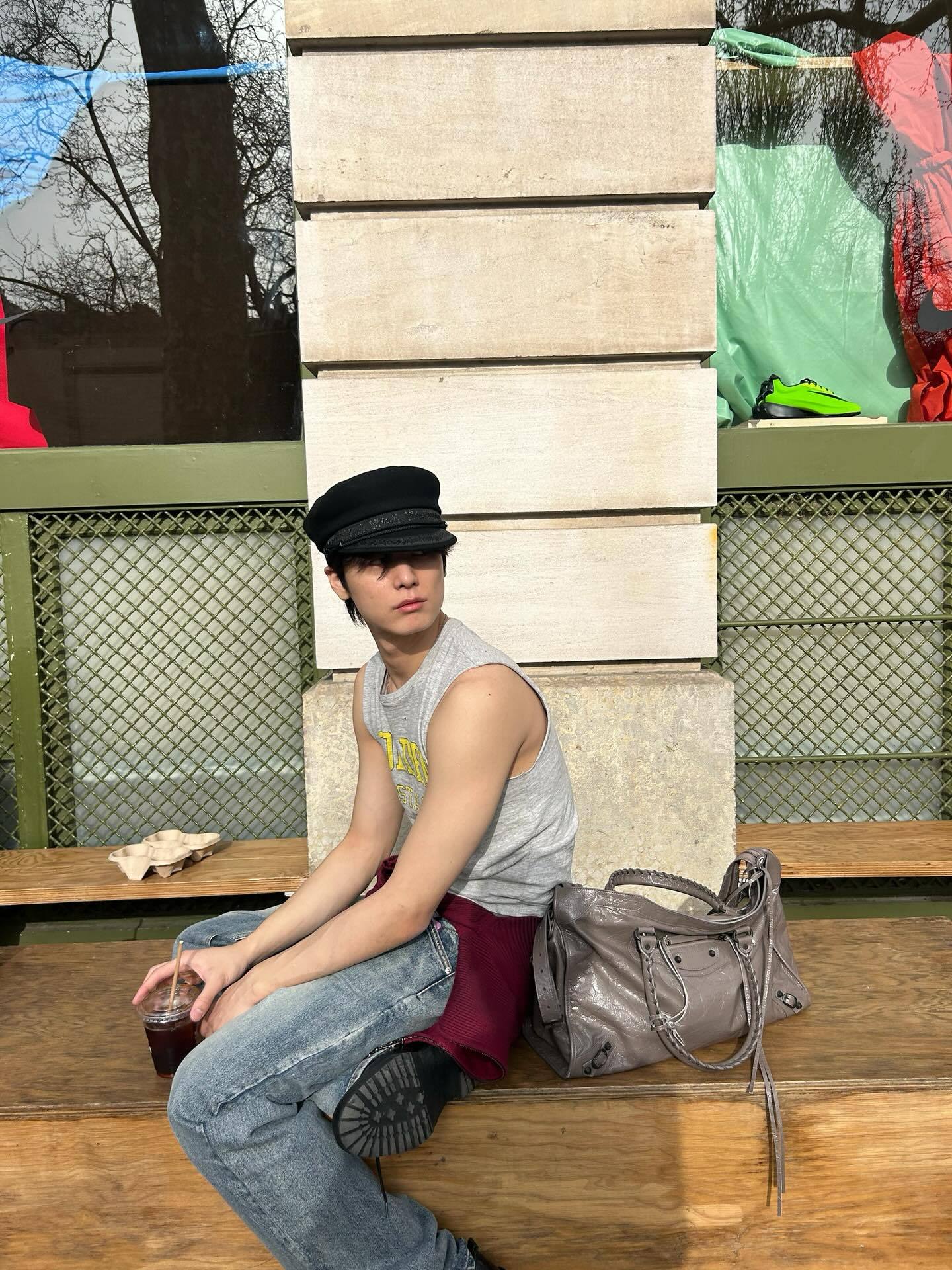 李柱延的一组巴黎街拍 ，常常因为风格太过于亚逼而不得不反复确认是不是本人的程度 