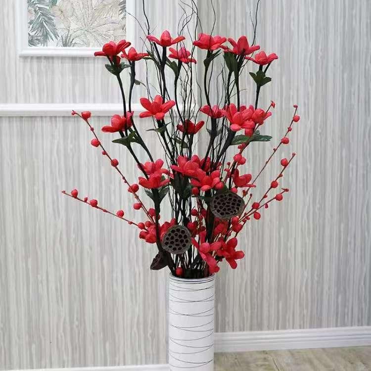 塞鸿秋·瓶梅
年年霜冷香依旧，
今朝瓶里冰魂守。
朔风吹骨春藏牖，
漫将瑶盏诗心