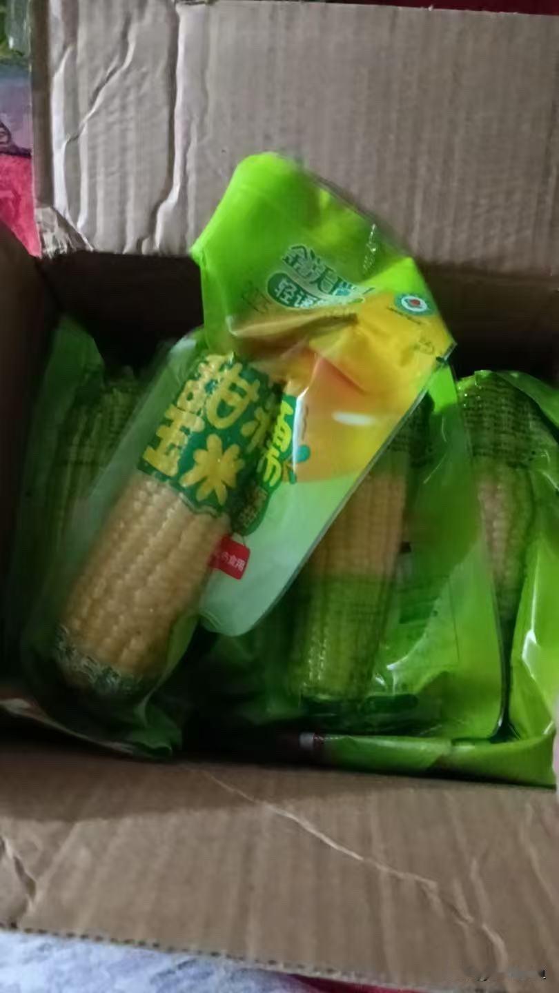 今早的早餐直接被这甜糯玉米拿捏了！
拆开快递箱就闻到淡淡的玉米香，独立包装揣两根