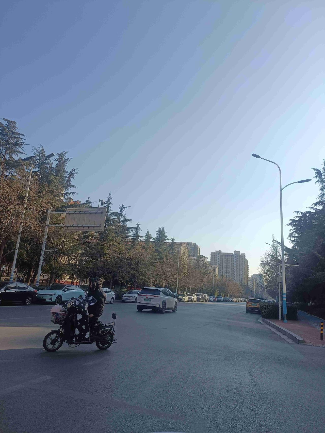 带定位晒今日生活 今天是 2025 年 12 月 1 日，天气超棒，是个大晴天。