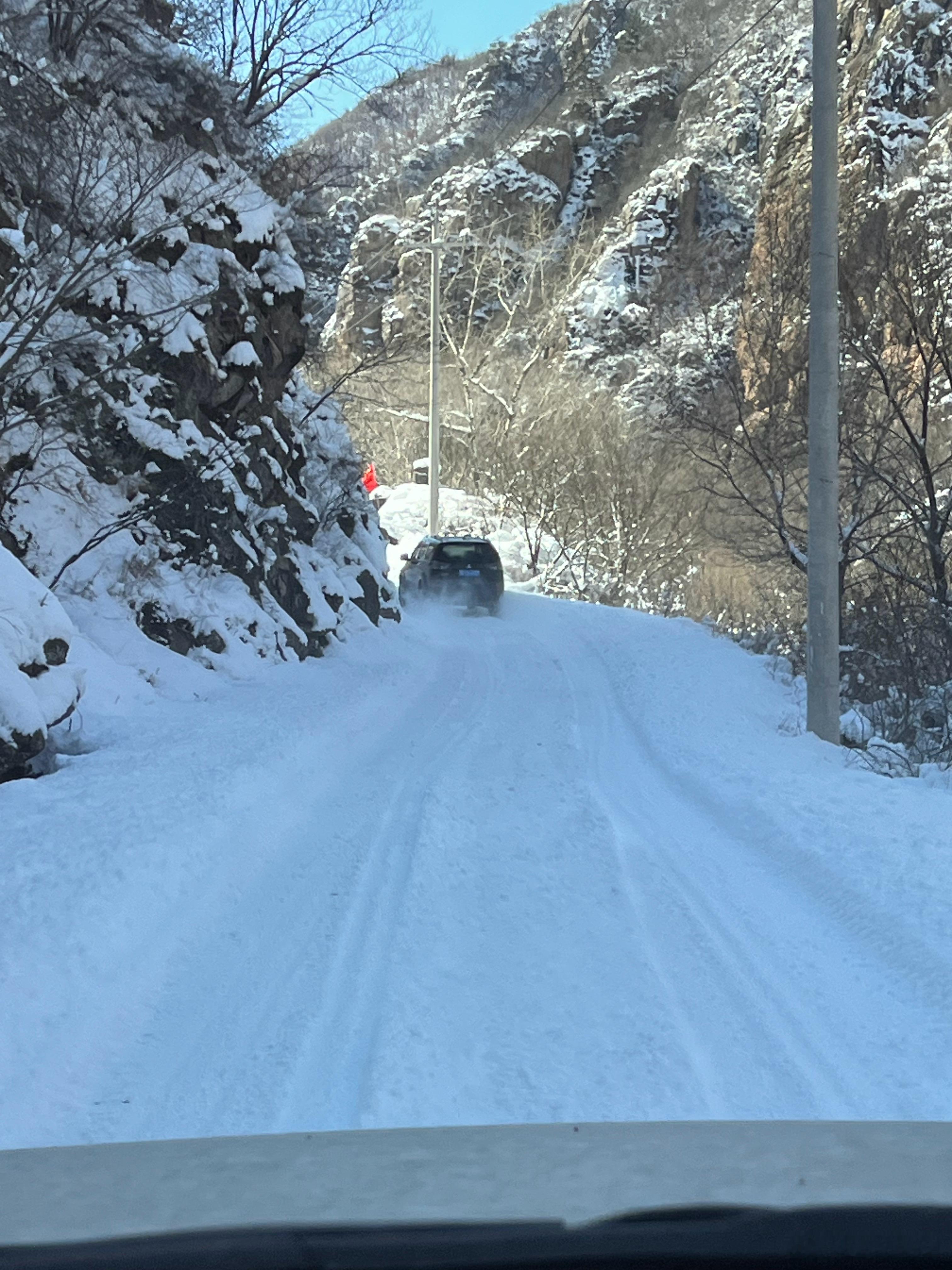 看了一遍这个“通过影像加速来让车显得快”的视频，的确是蛮抽象的，全方位的抽象……