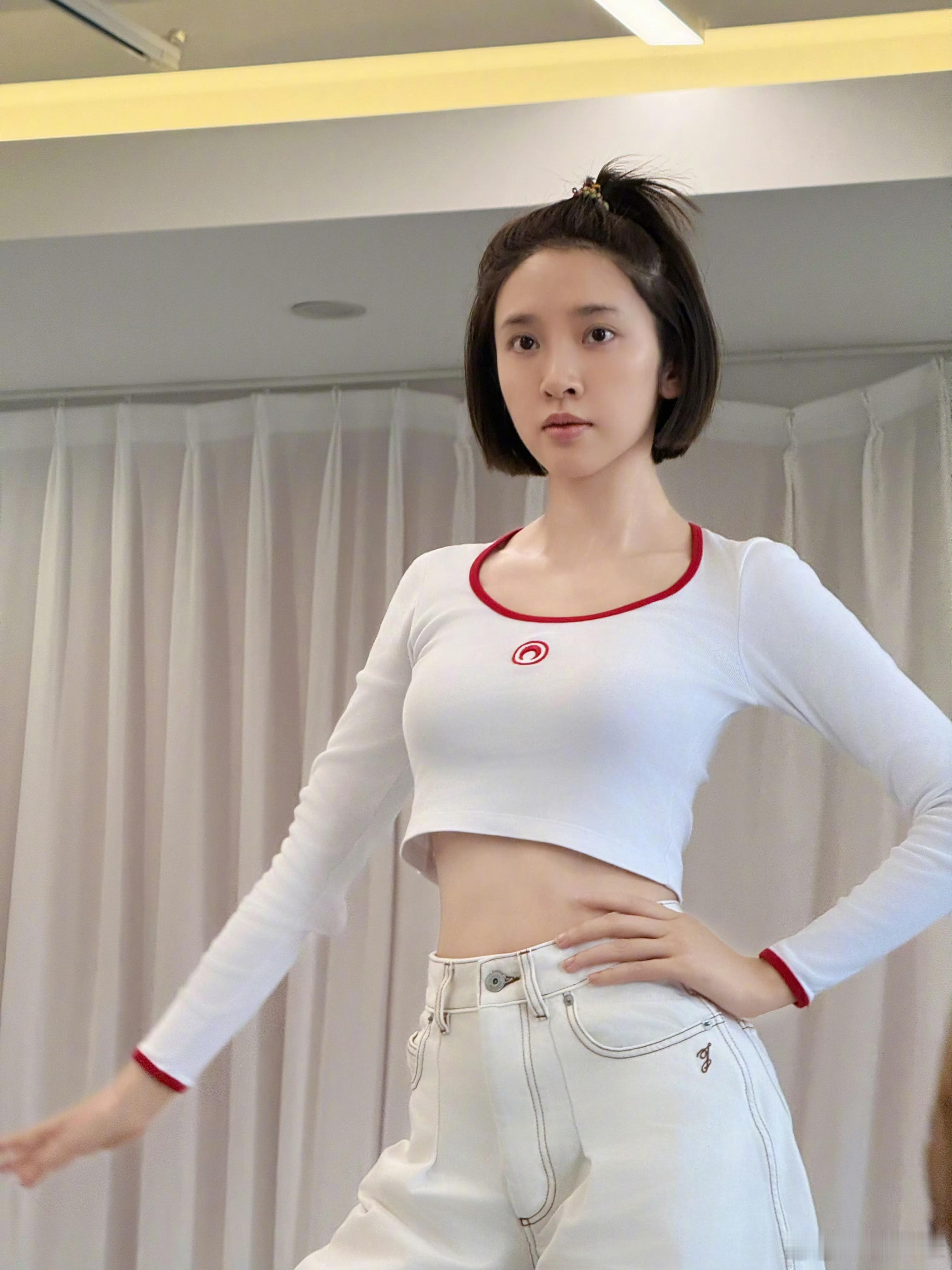 唐艺昕袜子破完衣服破从袜子破到衣服破也太真实了✨足以看出唐艺昕练舞有多刻苦，不是