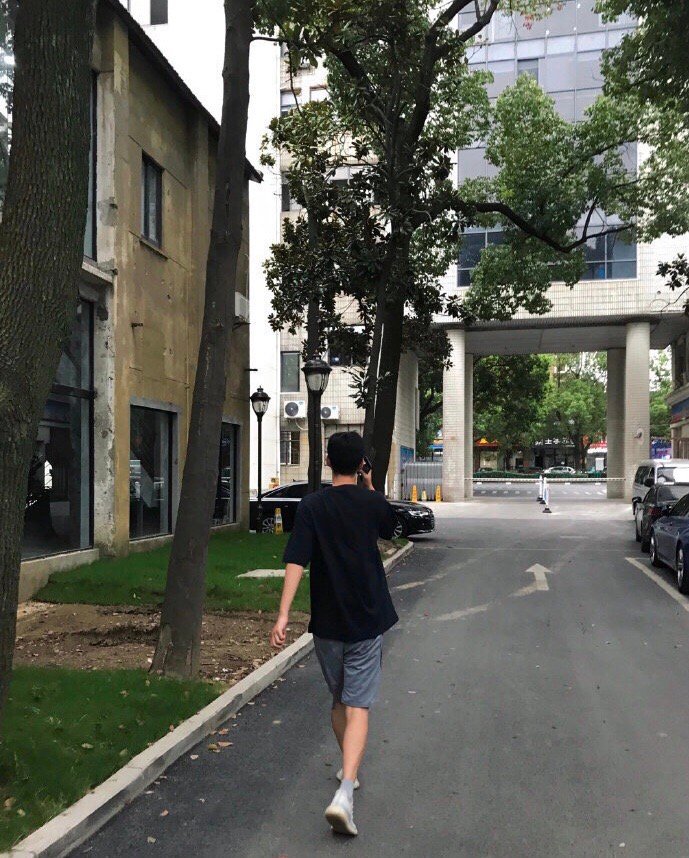 那年我父母离婚了，我妈自愿放弃了监护权我亲戚一直跟我说，你妈不要你了我母亲没有房
