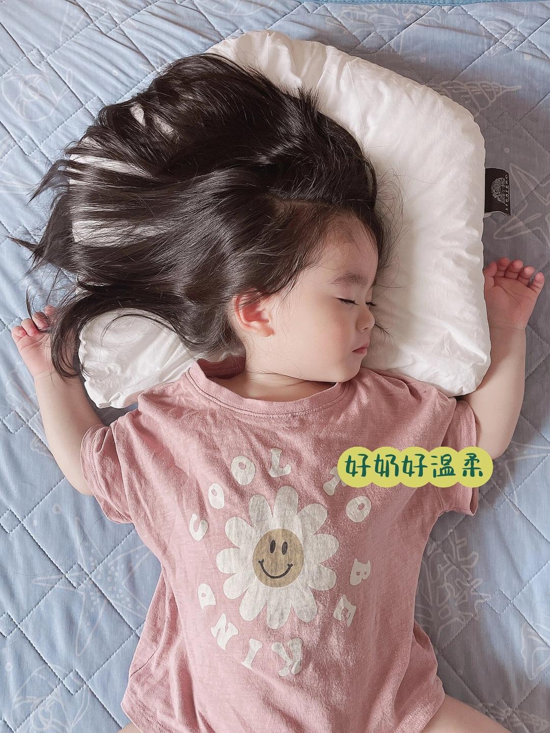 为什么有的人睡觉爱举起双手？睡觉时爱举起双手可能由呼吸模式紊乱或肩颈肌肉紧张引起