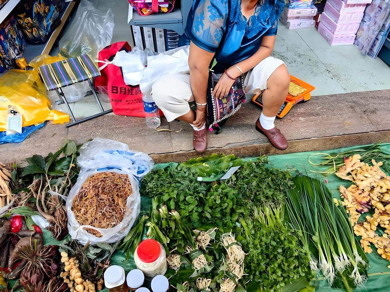 大家有没有发现，现在乡镇街道，特别是菜市场外的街道上，卖水果的、卖鸡鸭鹅的、卖蔬