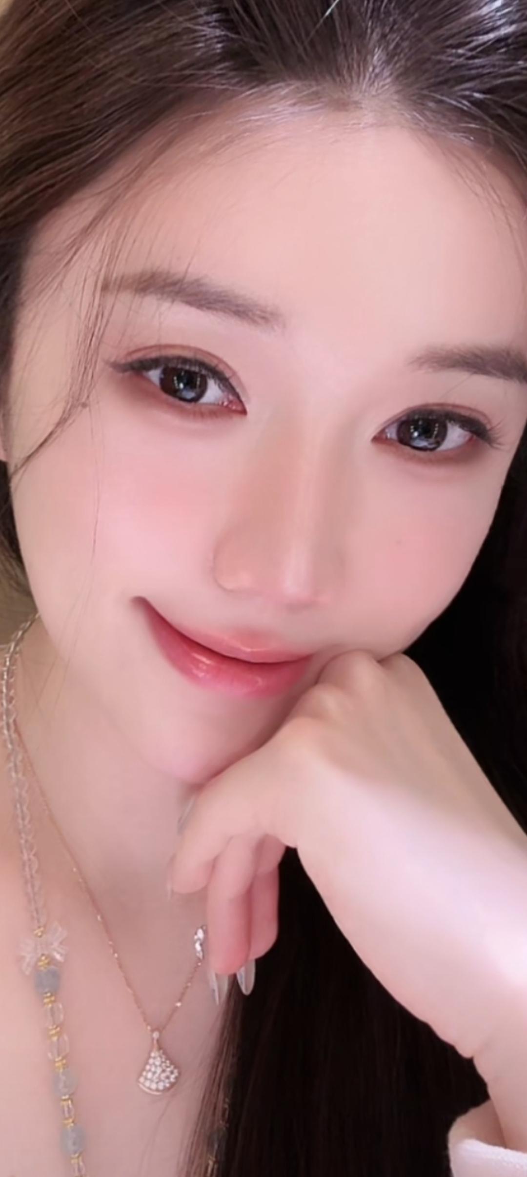 这姑娘笑起来真甜！