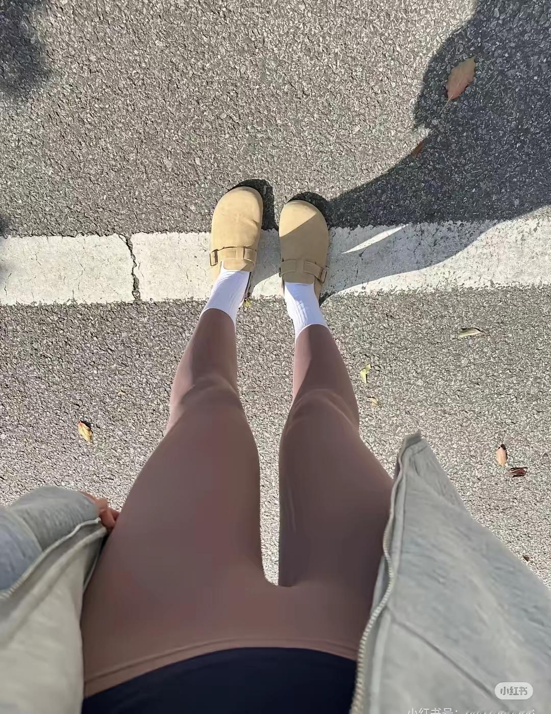 秋日穿搭指南：棕色紧身裤+米色凉鞋，轻松舒适！🍂👟👗
