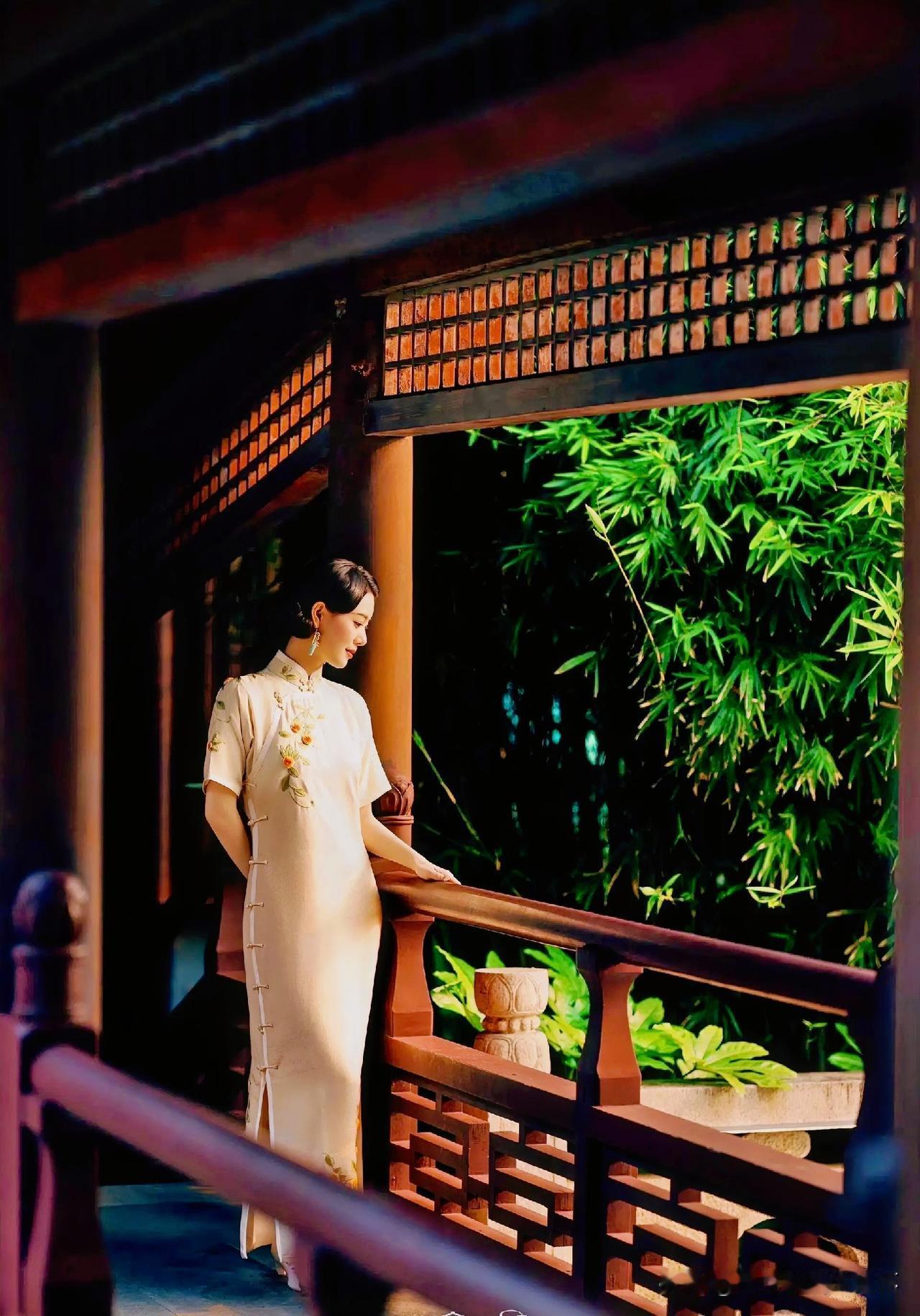 上联：夕阳无语断肠处
下联：有请雅士[玫瑰][玫瑰][玫瑰]