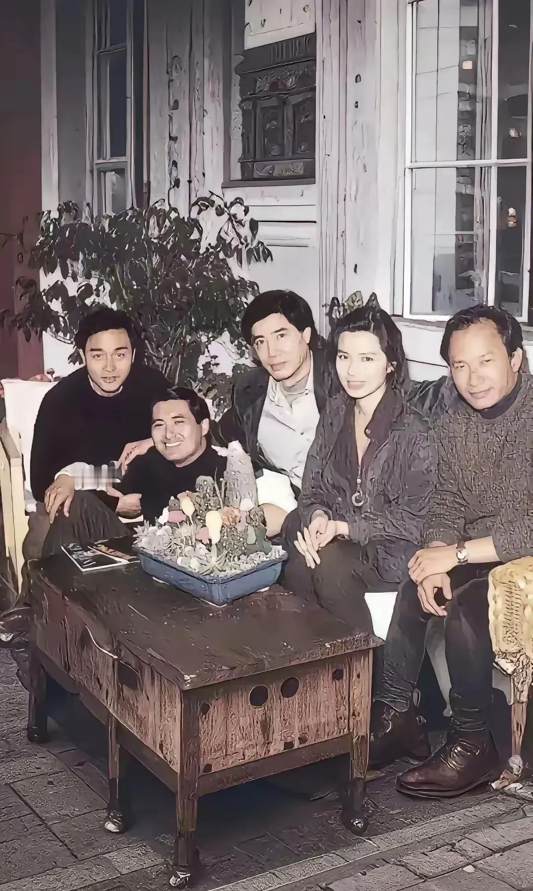 当年的港星大家看看是不是你都认识，发哥为啥坐地上了，不是他身高太高问题，是沙发太