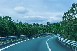 14亿中国人养不起高速？8年亏空6万亿，美国高速免费却能盈利，美国的高速随便上，