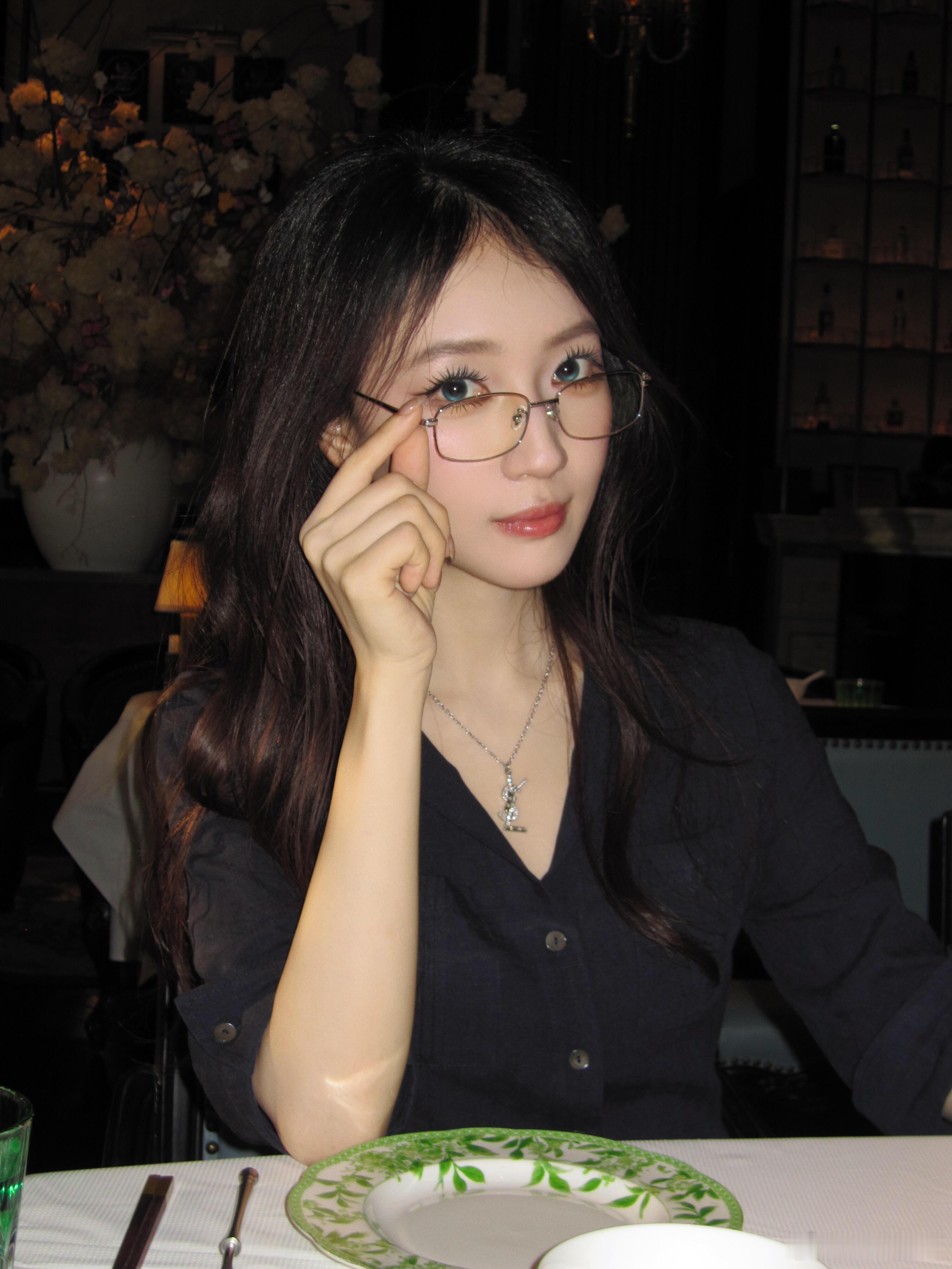 秦牛正威的大长腿 