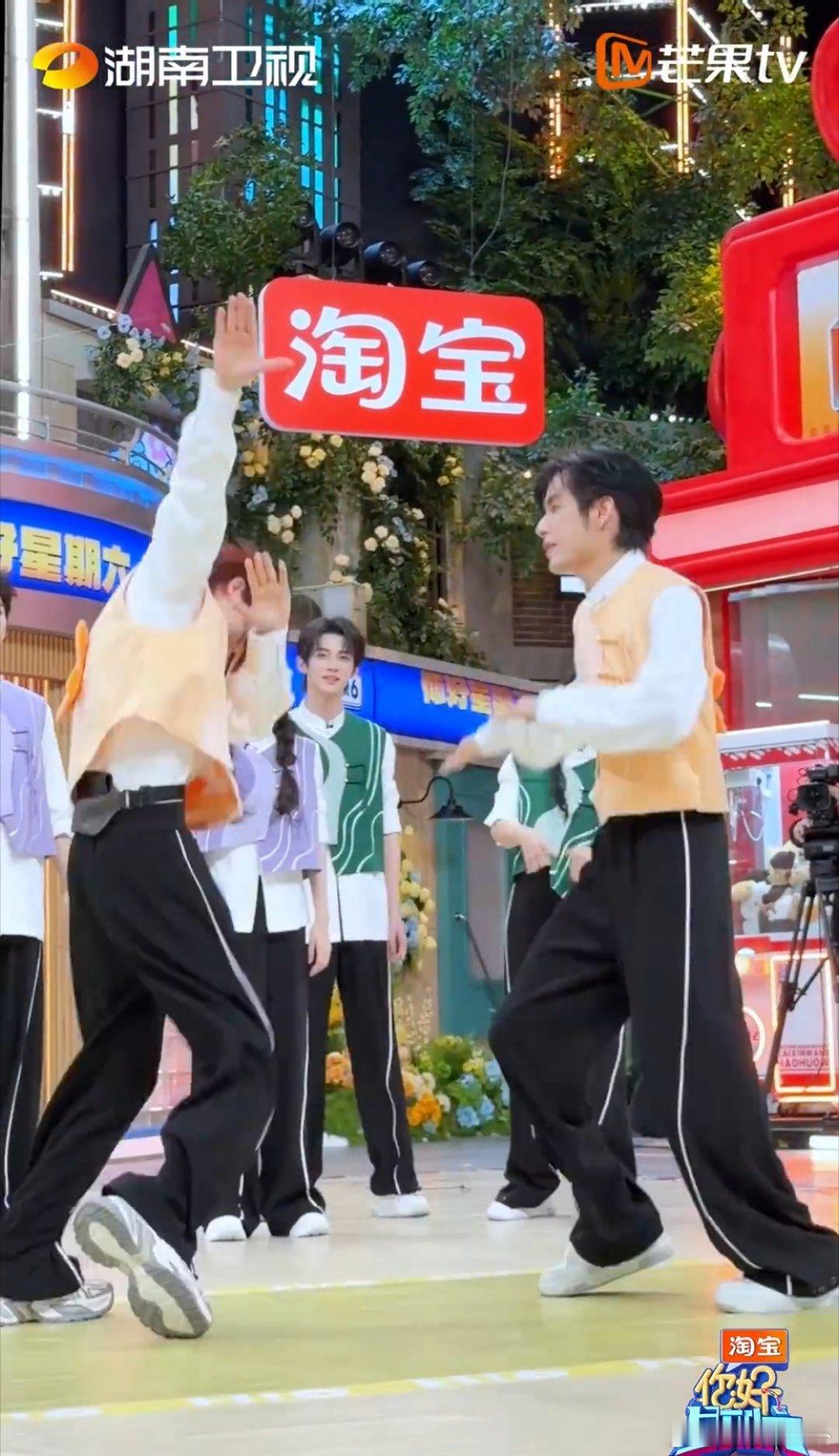 张颜齐公主抱丁程鑫转圈圈！《你好星期六》这画面刻进DNA，兄弟情戳💯张颜齐公主