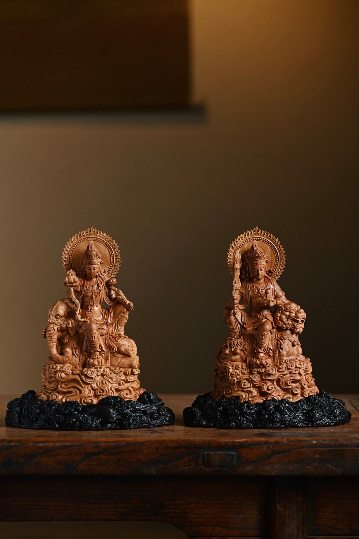 老山檀 | 文殊、普贤 菩萨菩萨头戴花冠，发髻高耸，面相饱满丰润，神情端庄安详，