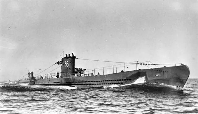 1945年，德国一艘U型潜艇正在伏击盟军商船，艇长一时没忍住上了个厕所，上完后没