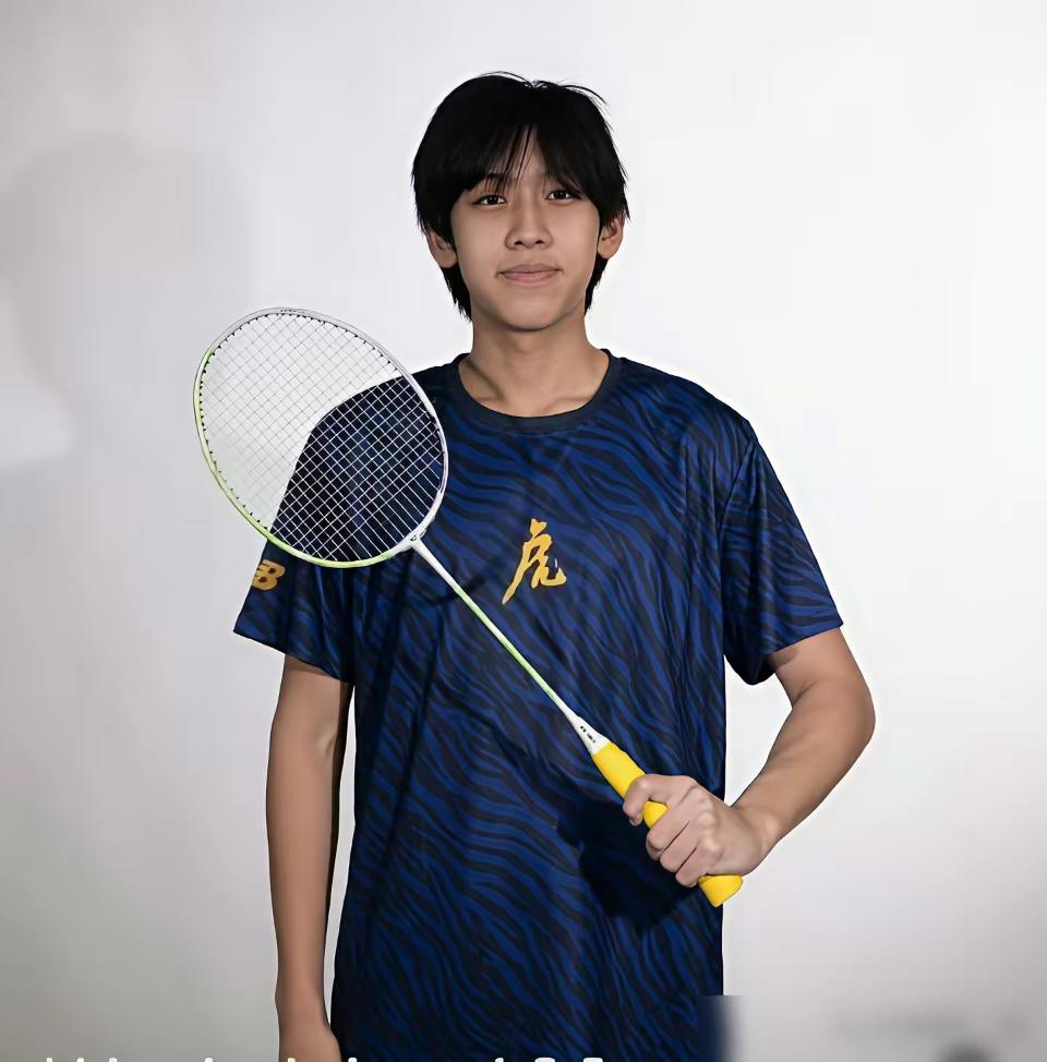 没想到当年参加《爸爸去哪儿》的那个可爱小男孩Kimi，如今已经18岁了。
长的也