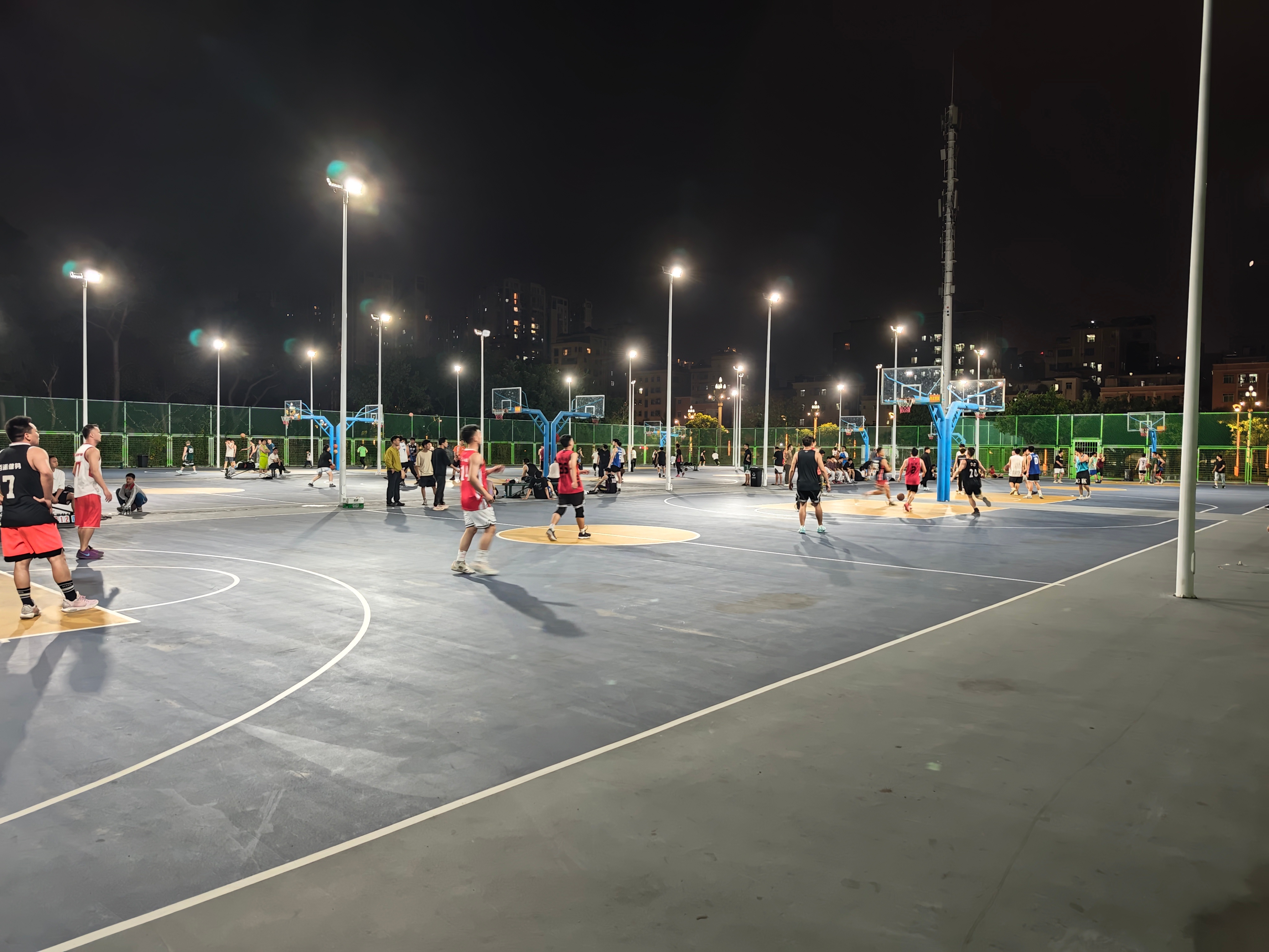 继续感叹广东篮球的氛围感，小镇上的一片室外篮球场，一共7片，全是人，一直到晚上1