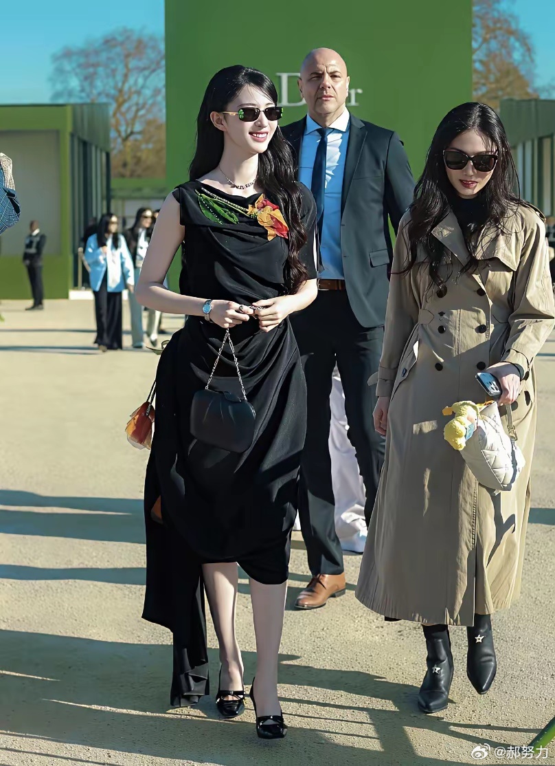 迪丽热巴也想不到，自己会因为转机被困迪拜，之后，王楚然便在巴黎时装大放异彩了啊。