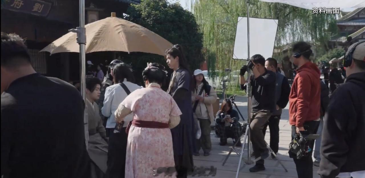 专家呼吁AI短剧制作方把好第一关AI短剧的版权问题之所以复杂，在于其“海量+高速