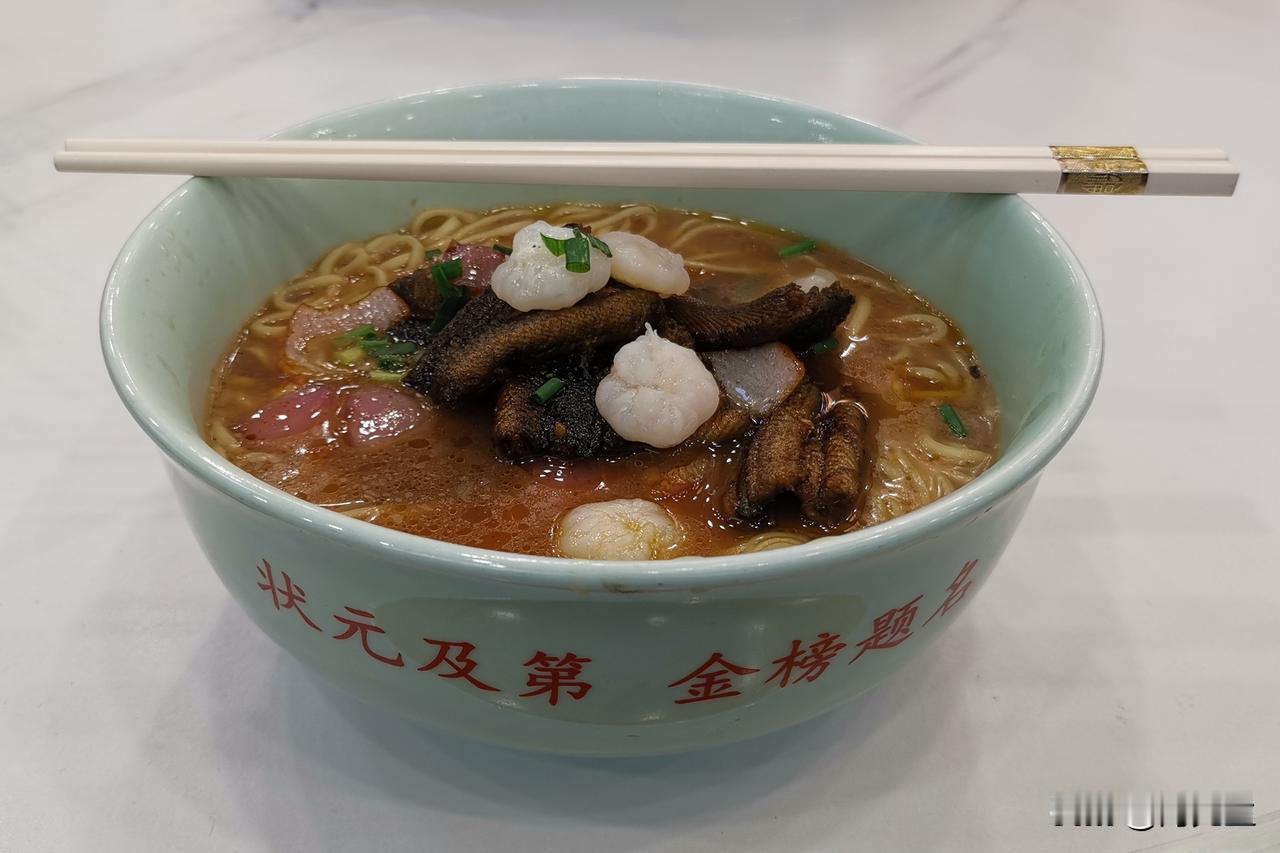 快走了，晚上出去尝了碗杭州的面。北方人可能想不到，杭州的面食也很有名，融合南北风