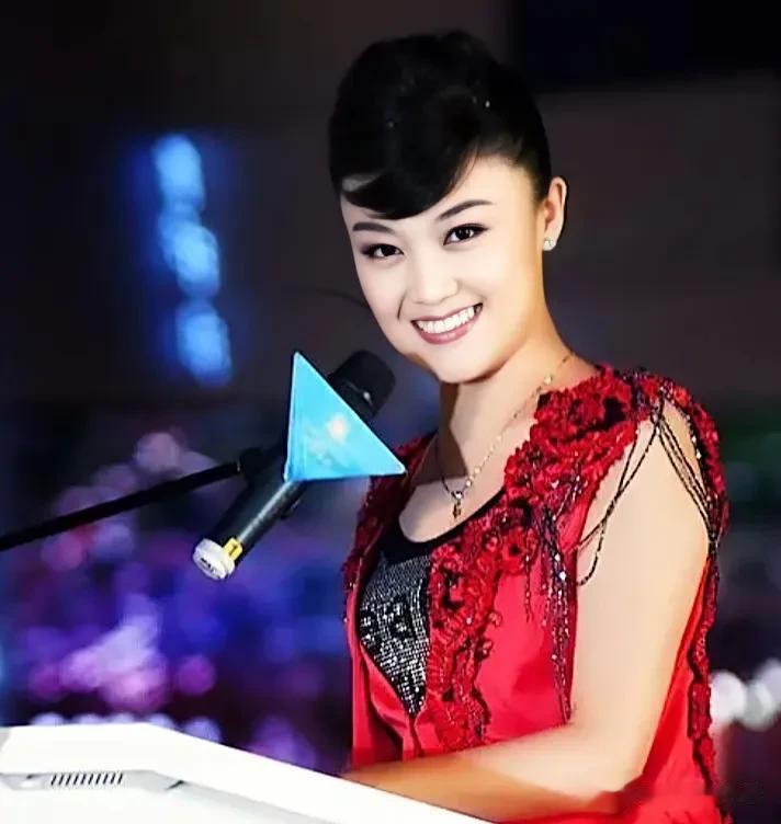 王小玮，长相酷似宋祖英，双排键演奏家，为啥后来不见演出了？#中国音乐美不美# #