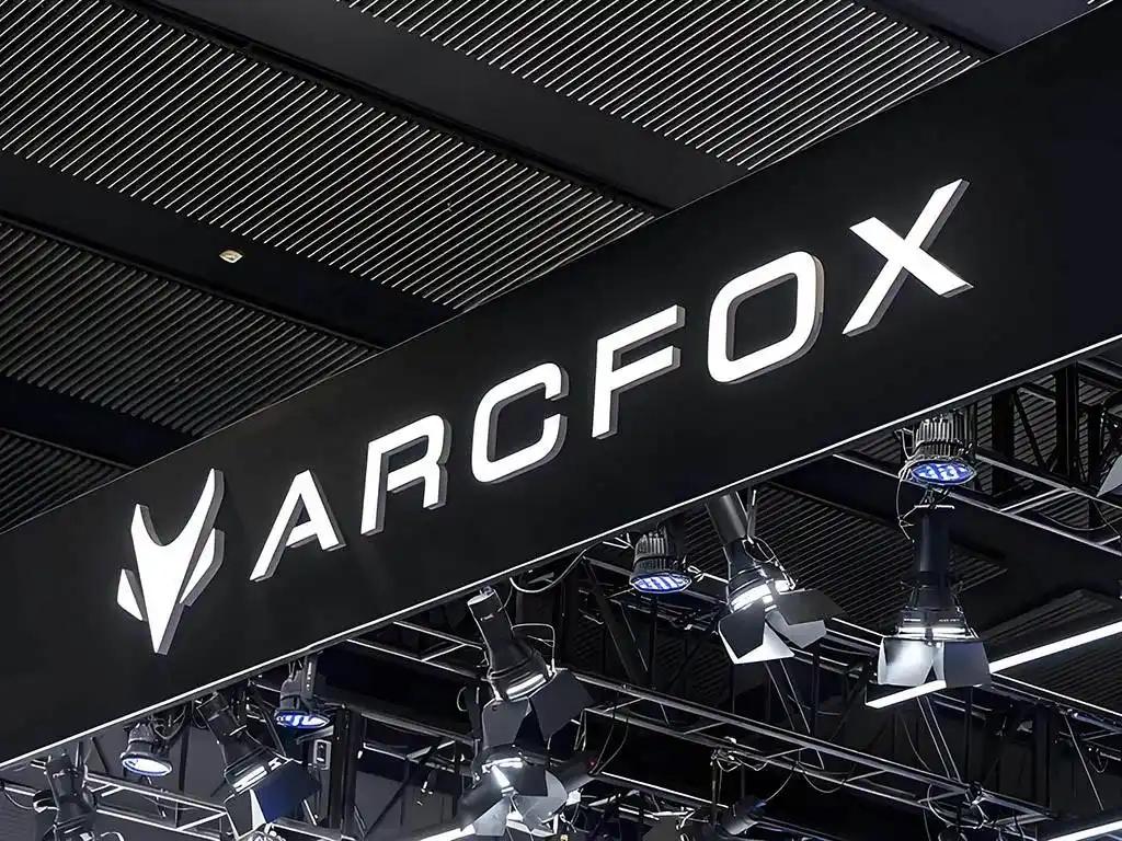 一个有意思的现象，虽然2025年新能源车市竞争相当激烈，但极狐却实现了逆势增长，