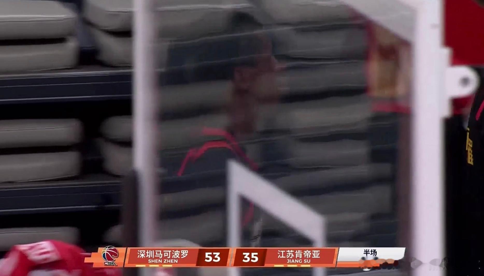 半场战罢，深圳男篮53-35手握18分优势，攻防两端全面压制江苏男篮。深圳这边，