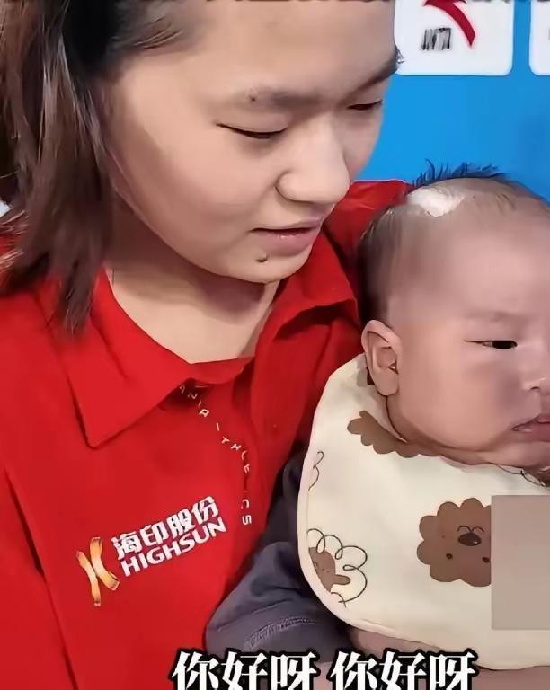 全红婵站在领奖台上的那一刻，
这画面让多少人看哭了！
换作别人拿金牌，可能紧张得